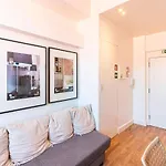 Classic, Modern Comfort In The Center Of 公寓